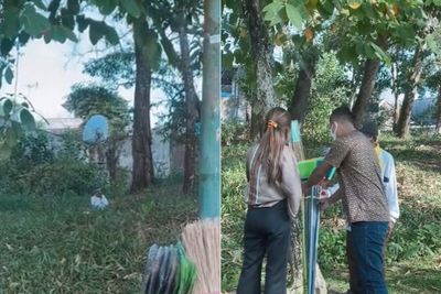 Bikin Terharu, Bapak Penjual Sapu Ini Dapat Rezeki Tak Terduga Setelah Salat