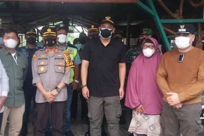 Berjanji Bangun jembatan Titi ll, Bobby Serahkan 2500 Bibit Mangrove di Sicanang
