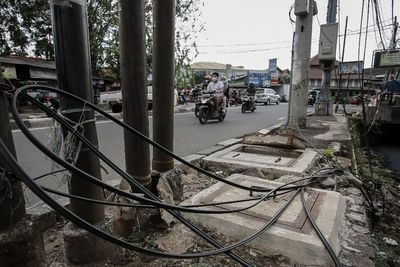 FOTO: Penataan Kabel Semrawut di Jakarta
