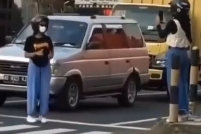Demi Konten, Cewek Ini Joget TikTok di Lampu Merah di Klaten, Hampir Kena Tabrak Motor