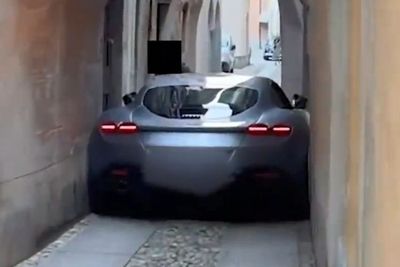 Dikira Bisa Lewat, Mobil Ferrari Roma Ini Tersangkut di Gang Sempit Jalanan Italia