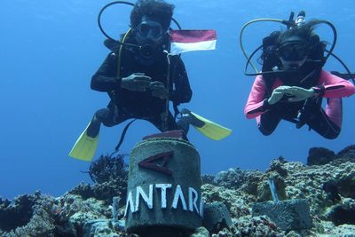FOTO: Pemasangan Tugu Merah Putih di Dasar Laut Natuna