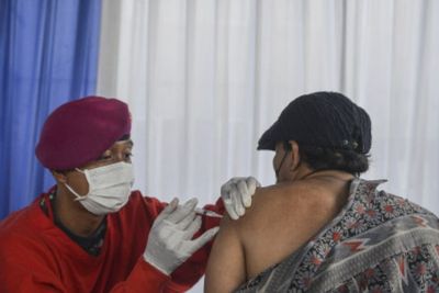500 Warga dan Pegiat Pariwisata di Kaldera Toba Ikuti Vaksinasi Massal