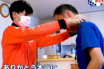 Momen Haru Atlet Kalungkan Medali Olimpiade Tokyo ke Sang Ayah Sebagai Tanda Terima Kasih