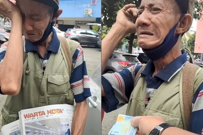 Kakek Penjual Koran Ini Menangis Terharu Diberi Uang Lebih Pembeli, Netizen Ikutan Sedih