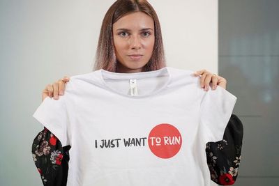 Sprinter Belarus Krystsina Tsimanouskaya Lelang Medali Untuk Bantu Atlet Lain