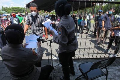 FOTO: Vaksinasi Massal COVID-19 di Surabaya