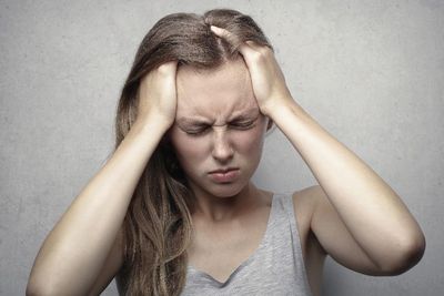 Beda Sakit Kepala Biasa Dengan Sakit Kepala Positif Corona