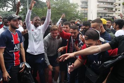 FOTO: Antusiasnya Fans PSG yang Tidak Sabar Nantikan Kehadiran Messi di Prancis