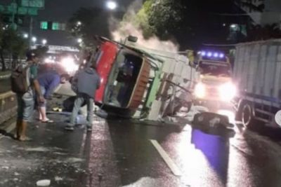 Viral Truk Muatan Bata Terguling di Gatot Subroto, Begini Kronologinya