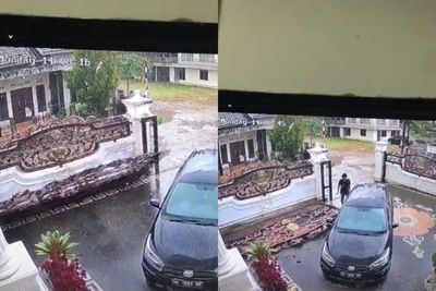 Detik-detik Pagar Besi Jatuh Hantam Mobil Hingga Hancur, Netizen Salahkan Pembuat Pagar