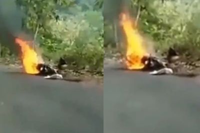 Tragis! Seorang Kurir Terduduk Pasrah Motornya Tiba-tiba Terbakar Saat Antar Paket