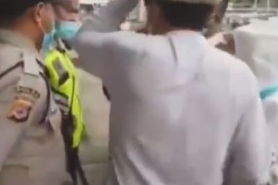 Wanita Emas Bagi Uang & Masker di Palabuhanratu, Dibubarkan Satpam, Diduga Tak Ada Izin