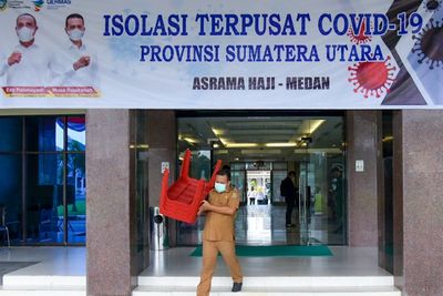 FOTO: Isolasi Terpusat Pasien COVID-19 di Asrama Haji Medan