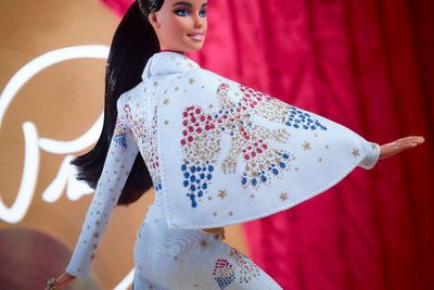 FOTO: Melihat Boneka Barbie Elvis Edisi Khusus