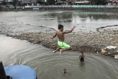 FOTO: Bermain di Bendung Katulampa