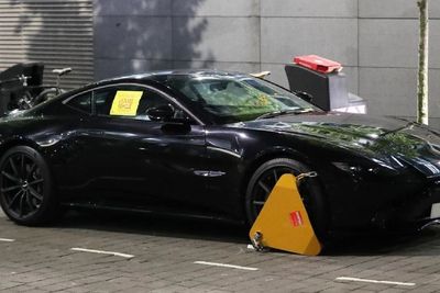 Mobil Aston Martin Milik David De Gea Digembok Polisi Gara-Gara Belum Bayar Pajak!