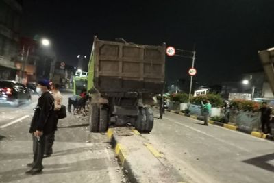 Viral Truk Hajar Pembatas Jalan di Underpass Senen, Begini Kronologinya
