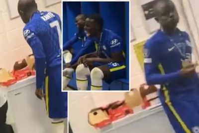 Skuad Chelsea Heboh Rayakan Trofi Piala Super, Netizen Salfok Kante Santai Makan Pizza