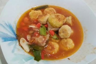 Enaknya Makan Sop Bola Ayam Pedas Pagi Ini, Coba Buat Yuk