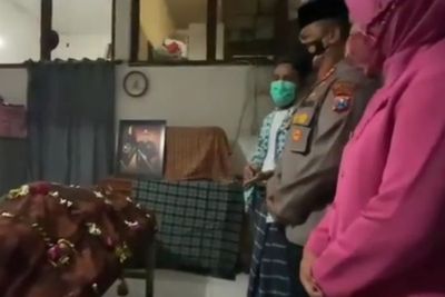Gugur saat Bertugas, Kapolres Surabaya Beri Penghormatan Terakhir ke Ipda Muji Harianto