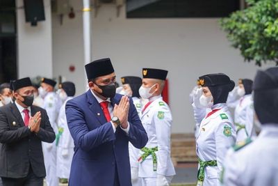 Walkot Bobby Kukuhkan 42 Pelajar SMA Anggota Paskibraka Kota Medan 2021