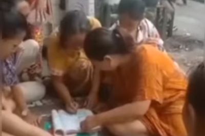 Gawat, Emak-Emak Kerjakan Bareng PR Sekolah Anak, Anak Mereka Sibuk Main Game