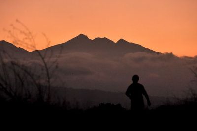 FOTO: Siluet Puncak Gunung Rinjani Lombok