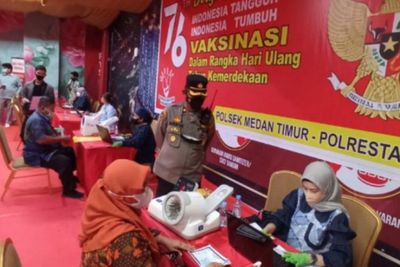 Sambut HUT RI, Polisi di Medan Gelar Vaksinasi Massal