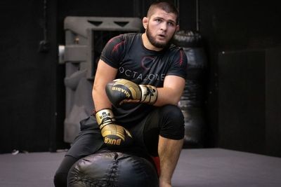 Pensiun dari MMA, Khabib Nurmagomedov Teken Kontrak dengan Tim Sepak Bola Divisi 3 Rusia