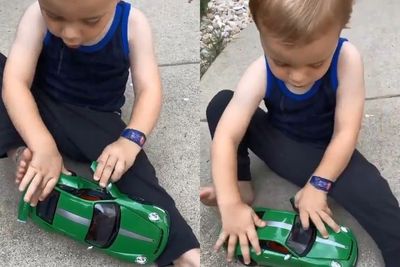 Aksi Gemas Bocah Coba Masuk ke Dalam Mobil Mainan