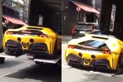Apes! Mobil Ferrari SF90 Stradale Ini Jatuh Saat Dibawa Turun dari Dalam Truk