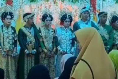 Kacau, 4 Kakak Beradik Ini Nikah Dihari yang Bersamaan, Duduknya Sampai Berhimpitan!