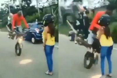 Apes! Niat Mau Atraksi Naikkan Ban Motor, Pria Ini Malah Tabrak Ceweknya Hingga Tersungkur