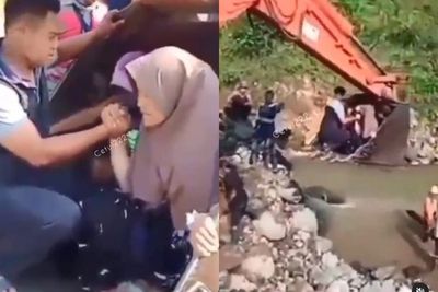 Jembatan Putus, Ibu Baru Melahirkan Ini Naik ke Sekop Ekskavator Sebrangi Sungai di Lebak