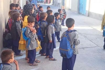 Potret Anak-anak Afghanistan Berdiri di Depan Sekolah yang Tertutup Akibat Kudeta Taliban