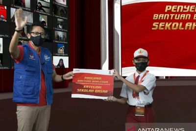 Bantu Masyarakat Terdampak Pandemi, Sandiaga Uno Beri 1000 Beasiswa ke Anak Pedagang Kecil