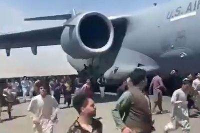 Seperti Naiki Angkot, Video Pesawat Militer AS Diserbu Massa Mau Kabur dari Afghanistan