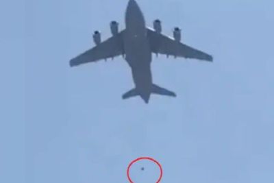 Taliban Berkuasa Warga Kabur, 2 Orang Jatuh dari Pesawat Militer AS Usai Lepas Landas