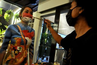 FOTO: Lukis Tubuh Bertema Semangat Perjuangan