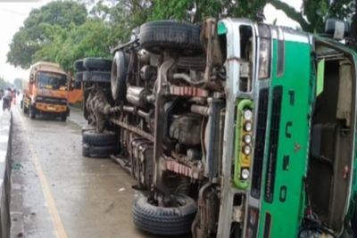 Tabrak Pembatas Jalan, Truk Bermuatan Sawit Terguling di Tebing Tinggi