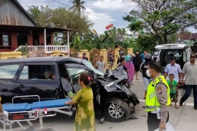Tragis! Mobil Innova Tabrak Truk yang Sedang Berhenti di Barru Sulsel, Dua Penumpang Tewas