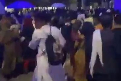 Bandara Kabul Kacau saat Ratusan Orang Mencoba Melarikan Diri dari Serangan Taliban