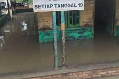 Sungai Meluap Akibat Hujan Deras, Banjir Genangi Rumah Warga di Labusel