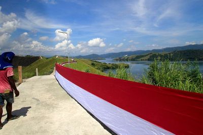FOTO: Pemasangan Bendera Merah Putih di Bukit Tungku Wiri Jayapura