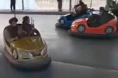 Tentara Taliban Bersenang-senang Main Bom-Bom Car Usai Kuasai Afganistan, Tetap Bersenjata