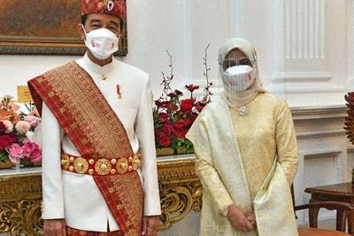 Kenakan Pakaian Adat Lampung saat Upacara, Jokowi: Kita Sungguh Kaya akan Budaya