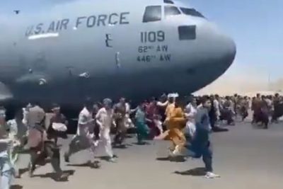 Sedih, Bergelantungan di Pesawat, 5 Warga Afghanistan Tewas Jatuh dari Ketinggian