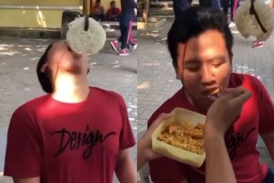 Kocak! Pria Ini Ikut Lomba Makan Kerupuk Sambil Disulangi Makan Mie: Yang Penting Kenyang!