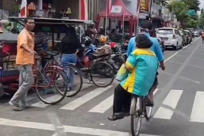 28 Tahun Selalu Antar Jemput Istri dengan Sepeda, Kesetiaan Bapak Ini Banjir Pujian